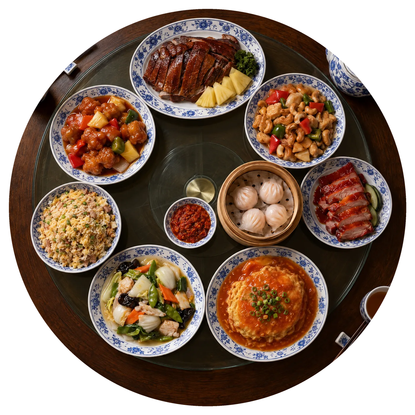 Ronde tafel van bovenaf met pekingeend, kip met cashewnoten, cha chew, ha kau, foe yong hai, tjap tjoy, nasi en kou lou yuk
